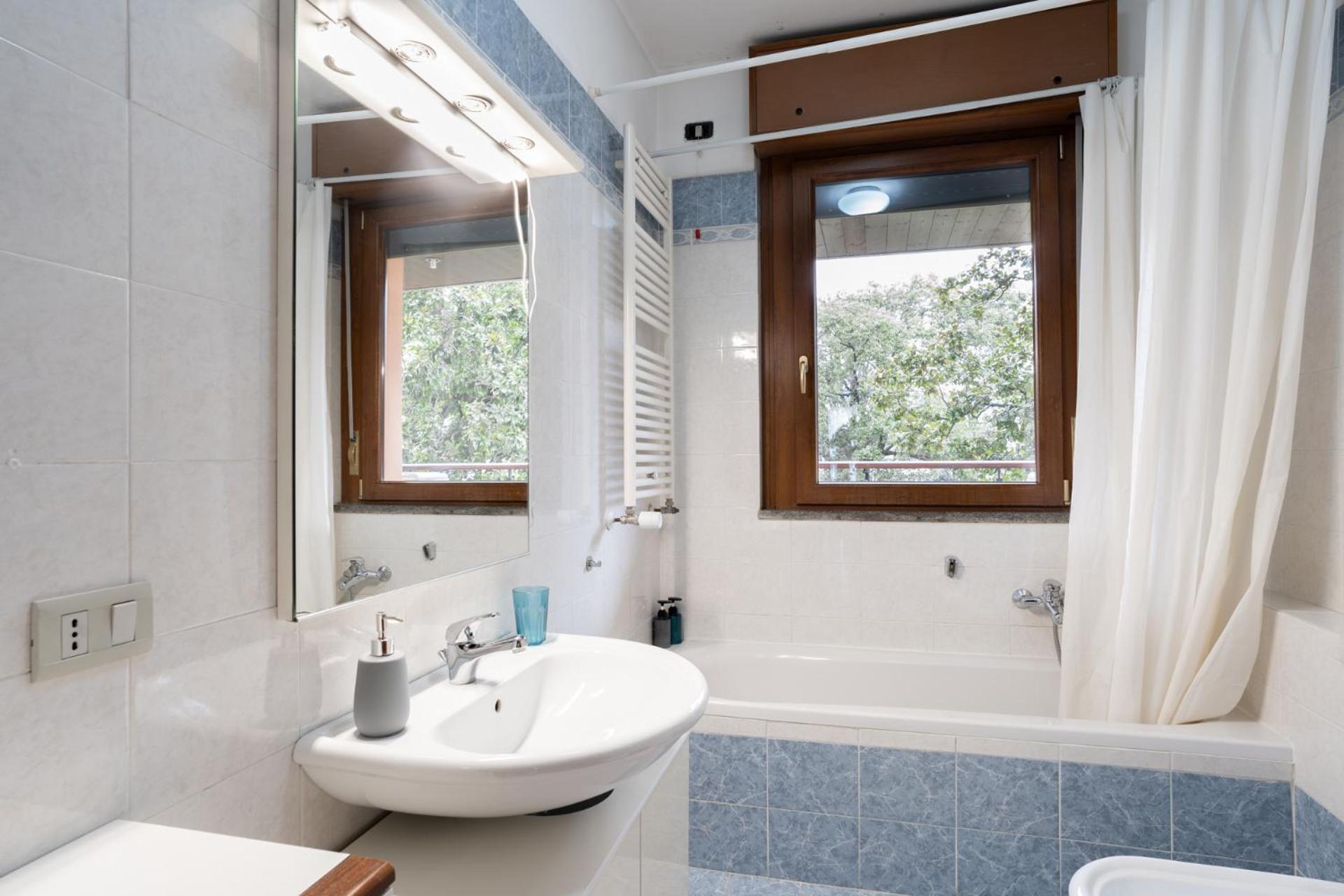 Spacious Bright Apartment Near City Center And Como Lake With Air Conditioning Lecco Extérieur photo